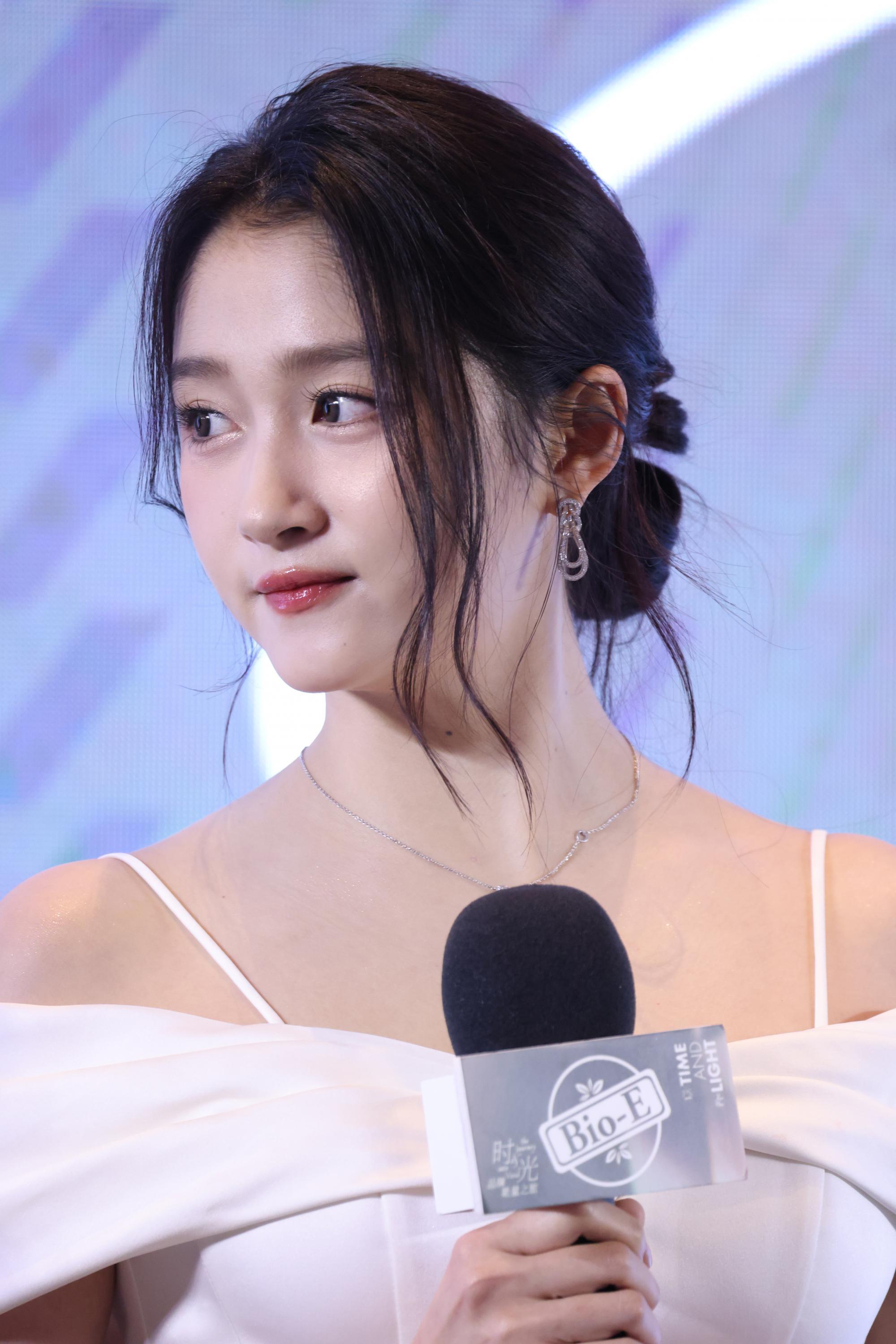 关晓彤拿话筒回答问题现场生图照[9]